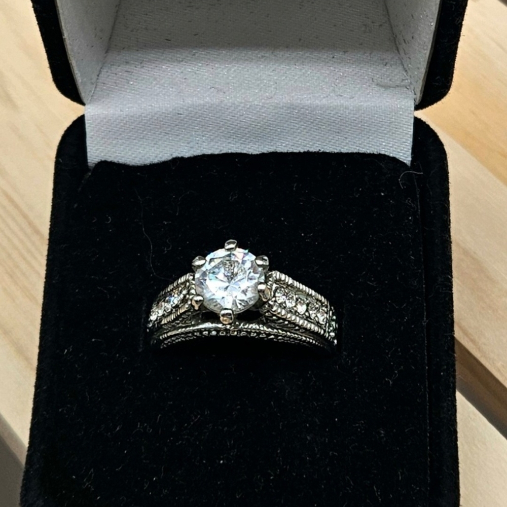 Elegant Silver Ring with Large Rhinestone